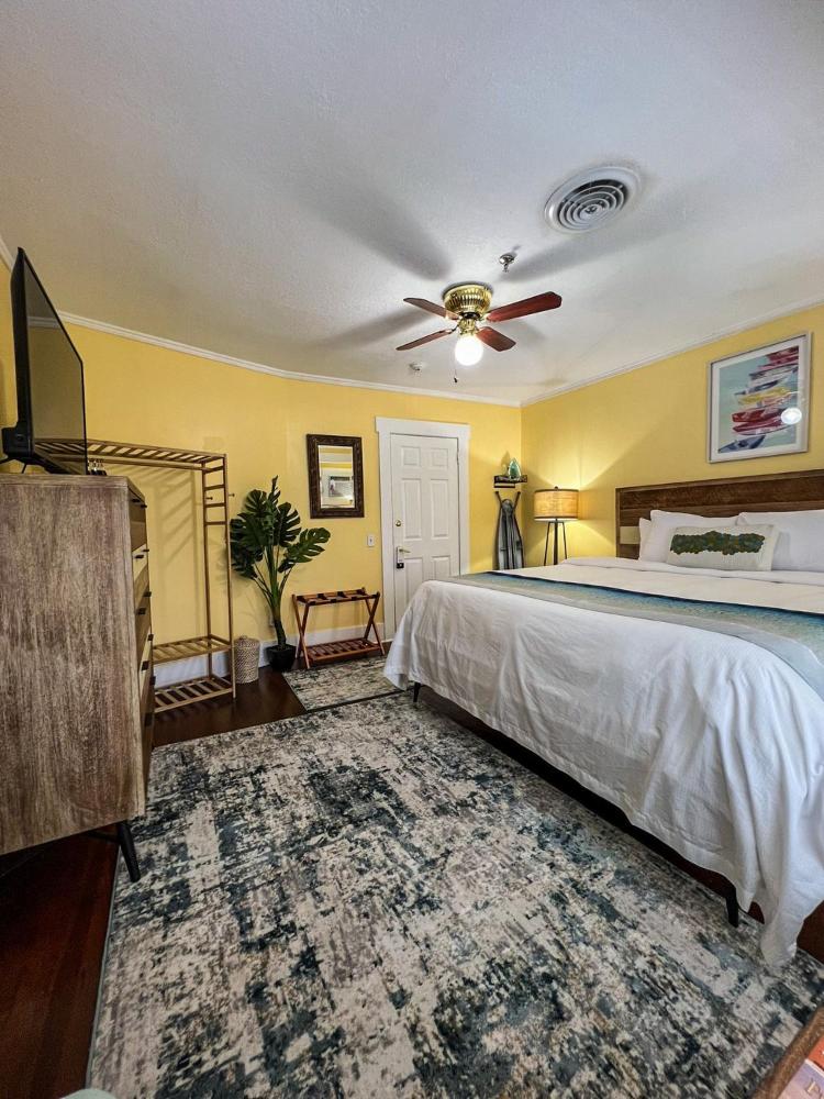 Deluxe King Room interior